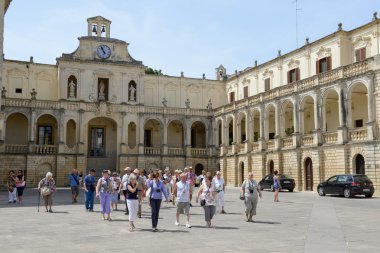 Duomo kare üzerinde piskoposluk Sarayı