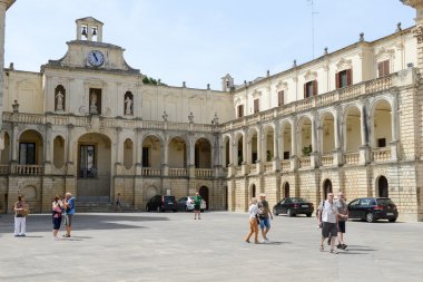 Duomo kare üzerinde piskoposluk Sarayı