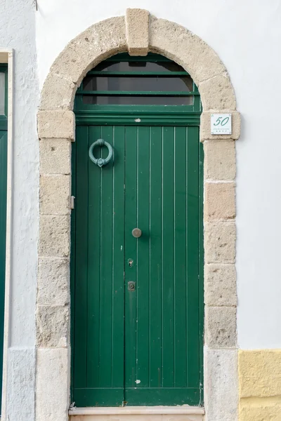 Puerta de madera en Polignano una yegua — Foto de Stock