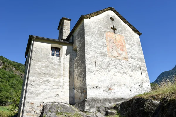 Kościół w Semione na zacisznym valley — Zdjęcie stockowe