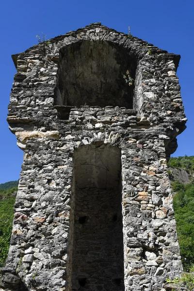 Ruinas del castillo de Serravalle en Semione en el valle de Blenio — Foto de Stock