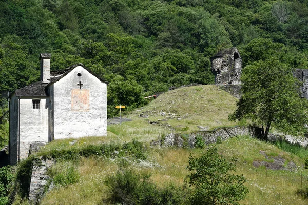 Egyház és Serravalle romjai a vár Semione — Stock Fotó