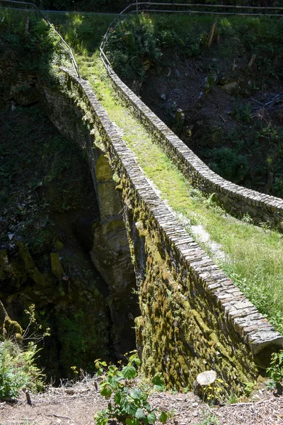 Viejo puente romano de caña en el valle de Malvaglia —  Fotos de Stock