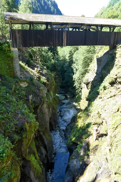 Antiguo puente de madera de caña en el valle de Malvaglia — Foto de Stock