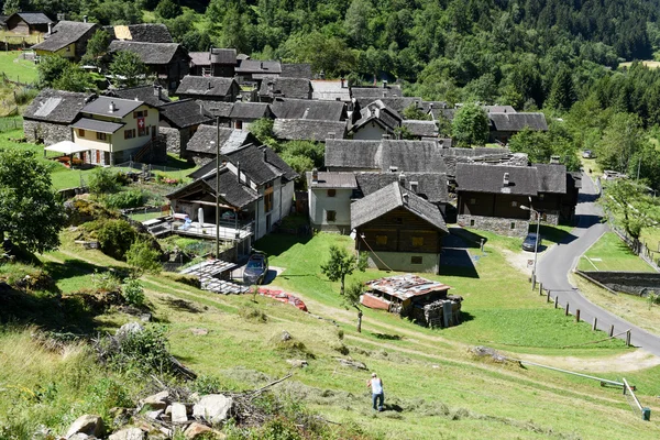 Деревня Мадра на швейцарских Альпах — стоковое фото