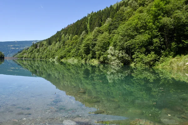 Malvaglia jezero v údolí Blenio — Stock fotografie