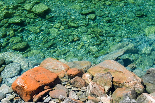 Agua clara del lago Malvaglia en el valle de Blenio —  Fotos de Stock