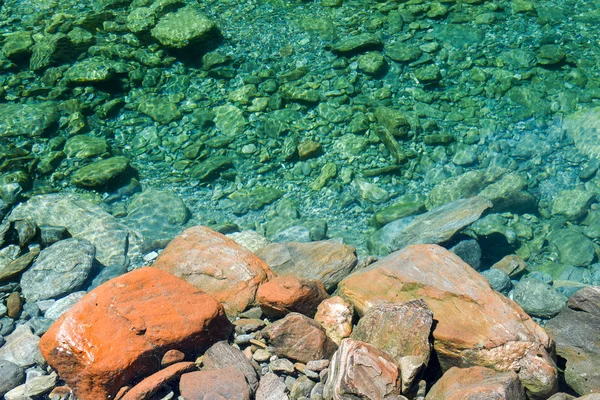 Agua clara del lago Malvaglia en el valle de Blenio —  Fotos de Stock