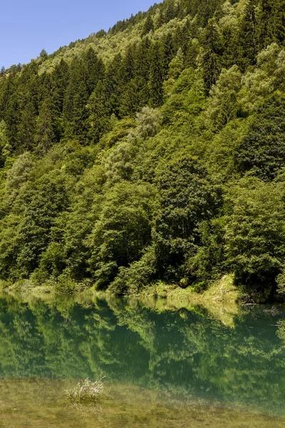 Malvaglia jeziora na zacisznym Dolina — Zdjęcie stockowe
