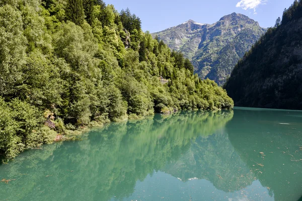 Malvaglia jezero v údolí Blenio — Stock fotografie