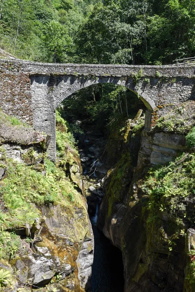 Oude Romeinse brug in de vallei van de Malvaglia — Stockfoto