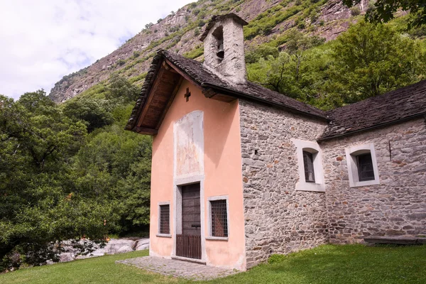 Kyrkan vid Santa Petronilla vattenfall — Stockfoto