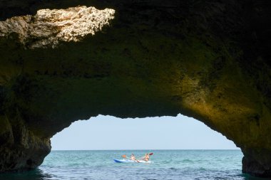 Bir kano kürek çekmeye insanlar