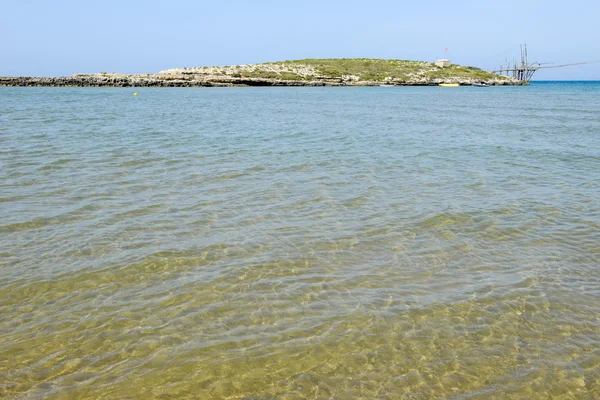 Пляж и остров Торре Канне — стоковое фото