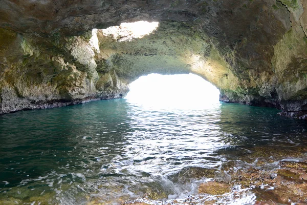 Dentro de uma caverna na Torre Canne — Fotografia de Stock