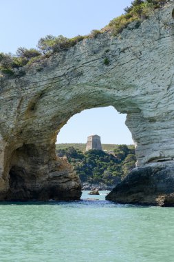 Gargano Vieste yakınındaki kemer kaya penceresi