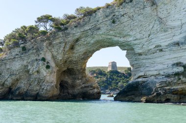 Gargano Vieste yakınındaki kemer kaya penceresi