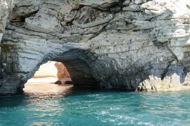 Mağara bulunan Gargano sahil Milli Parkı