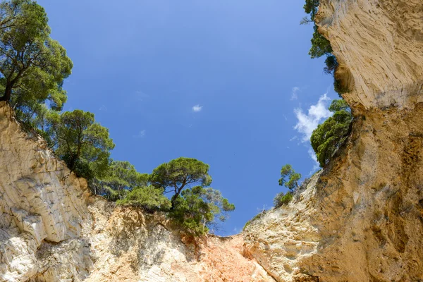 Grotta sulla costa del Parco Nazionale del Gargano — Foto Stock