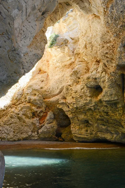 A parton a Gargano Nemzeti Park Cave — Stock Fotó