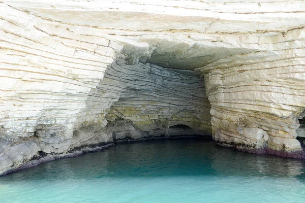 Höhle an der Küste des Nationalparks Gargano — Stockfoto