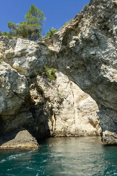 Cueva en la costa del Parque Nacional Gargano —  Fotos de Stock