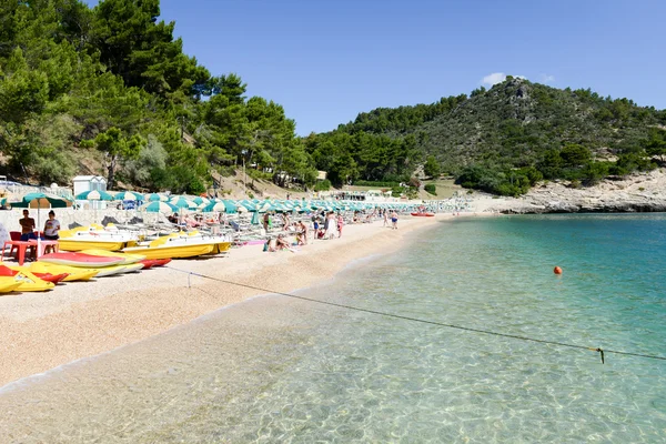 Personer vid kusten i Gargano National park — Stockfoto