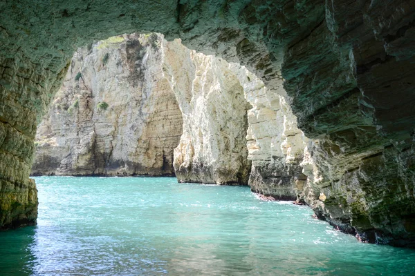 Cueva en la costa del Parque Nacional Gargano — Foto de Stock