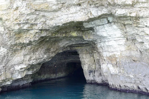 Grot op de kust van Gargano Nationaal park — Stockfoto