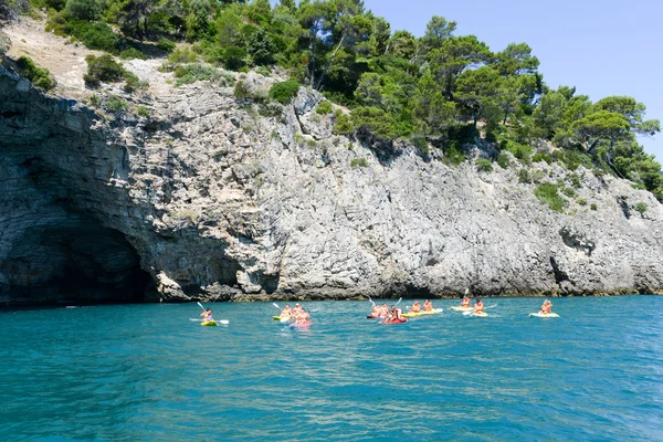 Gente en la costa del Parque Nacional Gargano —  Fotos de Stock