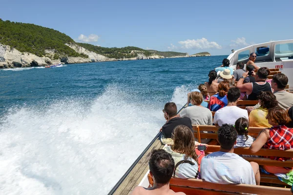 Persone sulla costa del Parco Nazionale del Gargano — Foto Stock