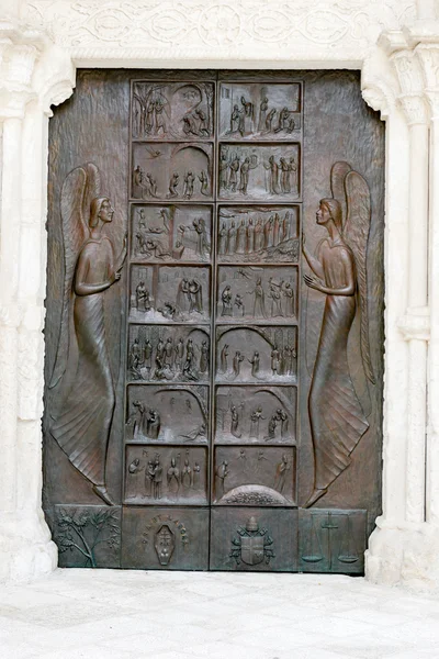Puerta de entrada de la basílica de San Miguel — Foto de Stock