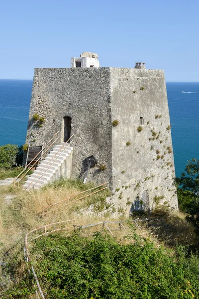 Gamla vakttornet nära Peschici på Puglia — Stockfoto