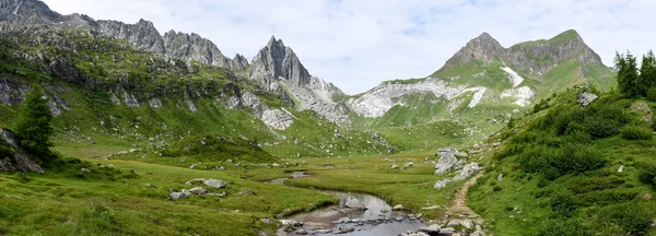 Rzeka nad jeziorem Tremorgio — Zdjęcie stockowe