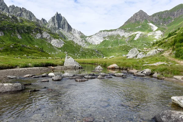 Rivier over lake Tremorgio — Stockfoto