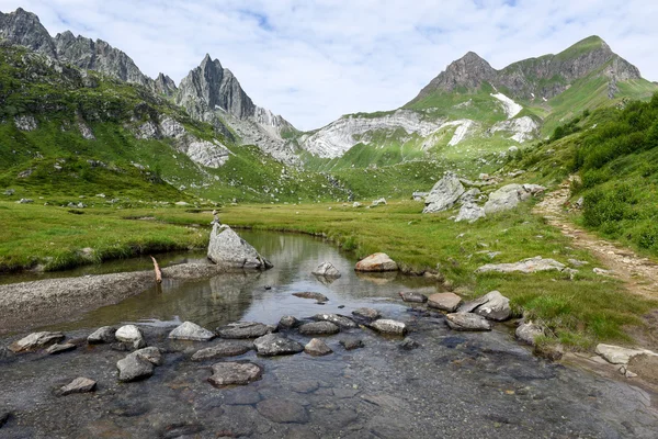 Rivier over lake Tremorgio — Stockfoto