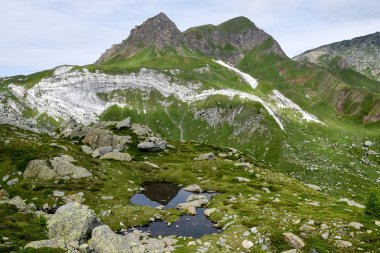 Dağ peyzaj göl Tremorgio üzerinde