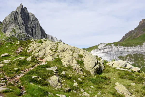 在湖 Tremorgio 山风景 — 图库照片