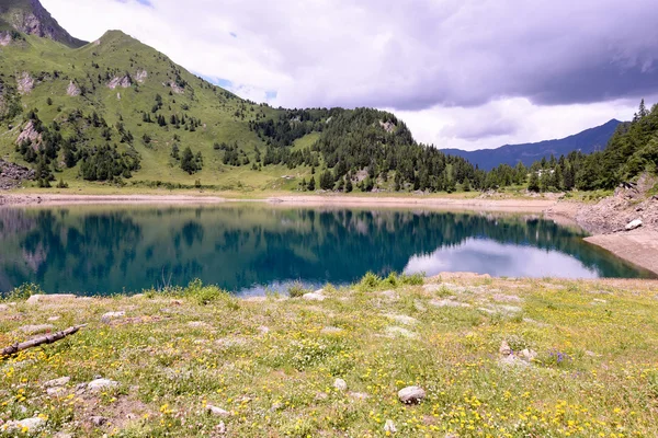 Sjön Tremorgio på kantonen Ticino — Stockfoto