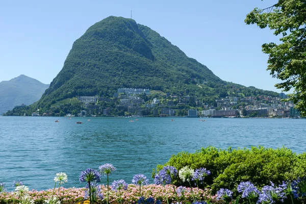 Lugano, Schweiz - utsikt över bukten och berget Salvatore — Stockfoto