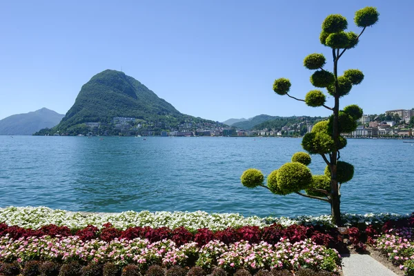 Lugano, Schweiz - utsikt över bukten och berget Salvatore — Stockfoto