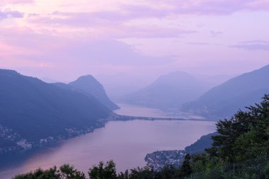 Lake Lugano günbatımında görüntülemek