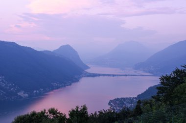 Lake Lugano günbatımında görüntülemek