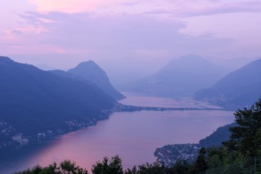 Lake Lugano günbatımında görüntülemek