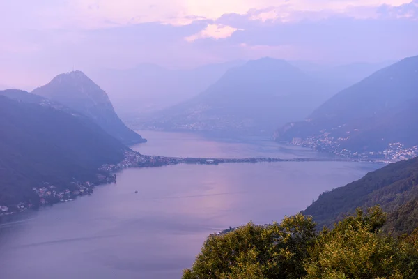 Zobacz na jezioro Lugano o zachodzie słońca — Zdjęcie stockowe