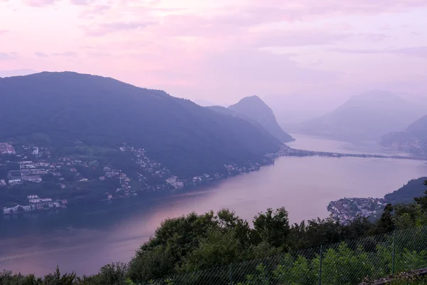 Vista al lago de Lugano al atardecer — Foto de Stock