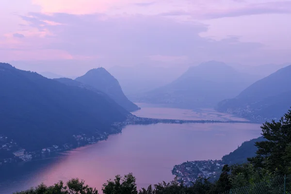 Vista al lago de Lugano al atardecer — Foto de Stock