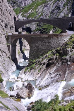St. Gotthard pass İsviçre Alpleri üzerinde şeytanın Köprüsü