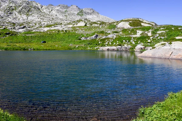 Λίμνη στο Gotthard pass — Φωτογραφία Αρχείου