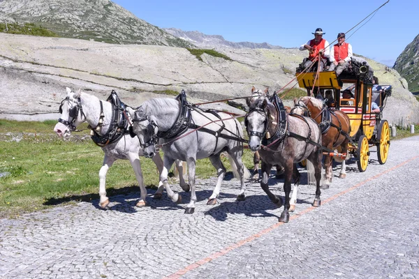 Carruaje de caballos en el paso de San Gotardo, Suiza — Foto de Stock